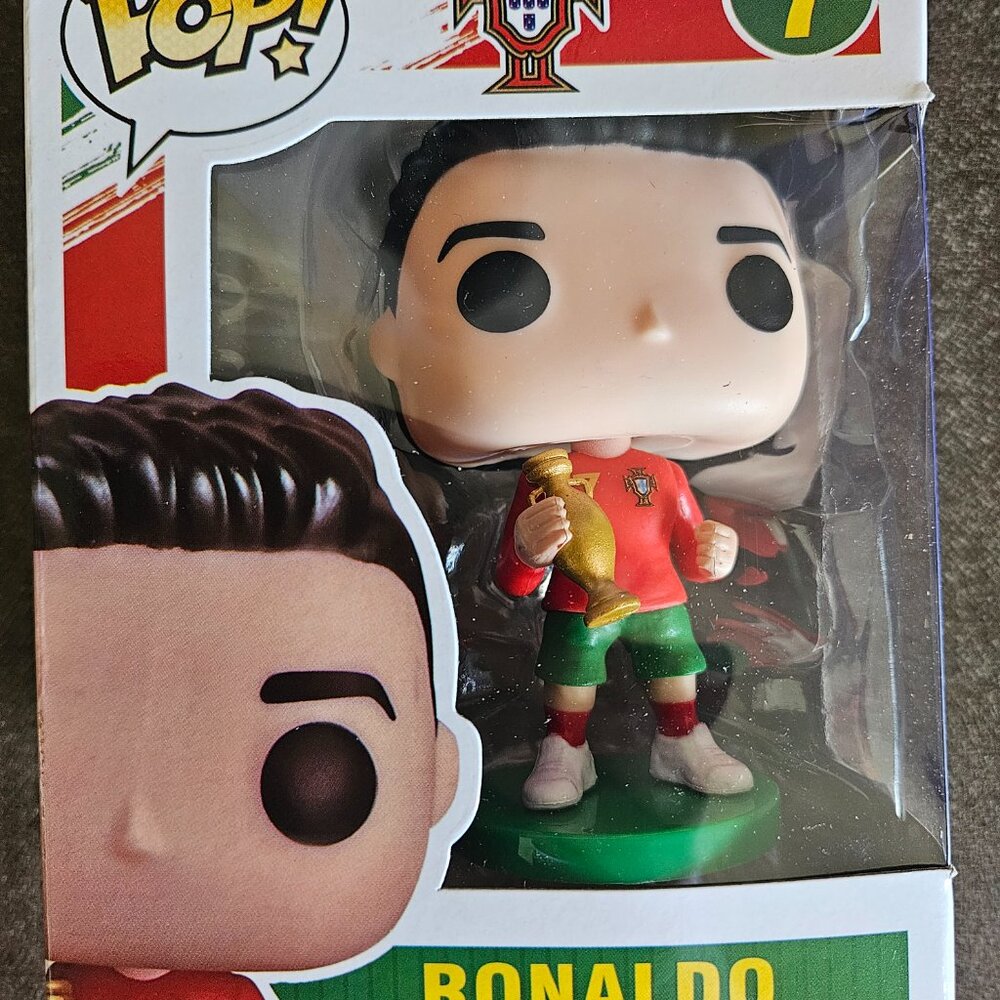 Perfect gift! Cristiano Ronaldo Figure Funko Pop Customized! Ronaldo with Trophy - Picture 2 of 4
